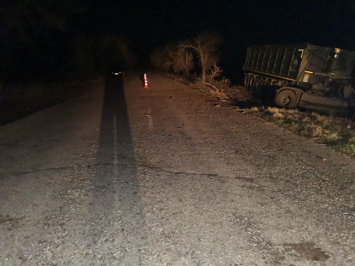 На Ставрополье грузовик врезался в дерево На Ставрополье грузовик врезался в дерево