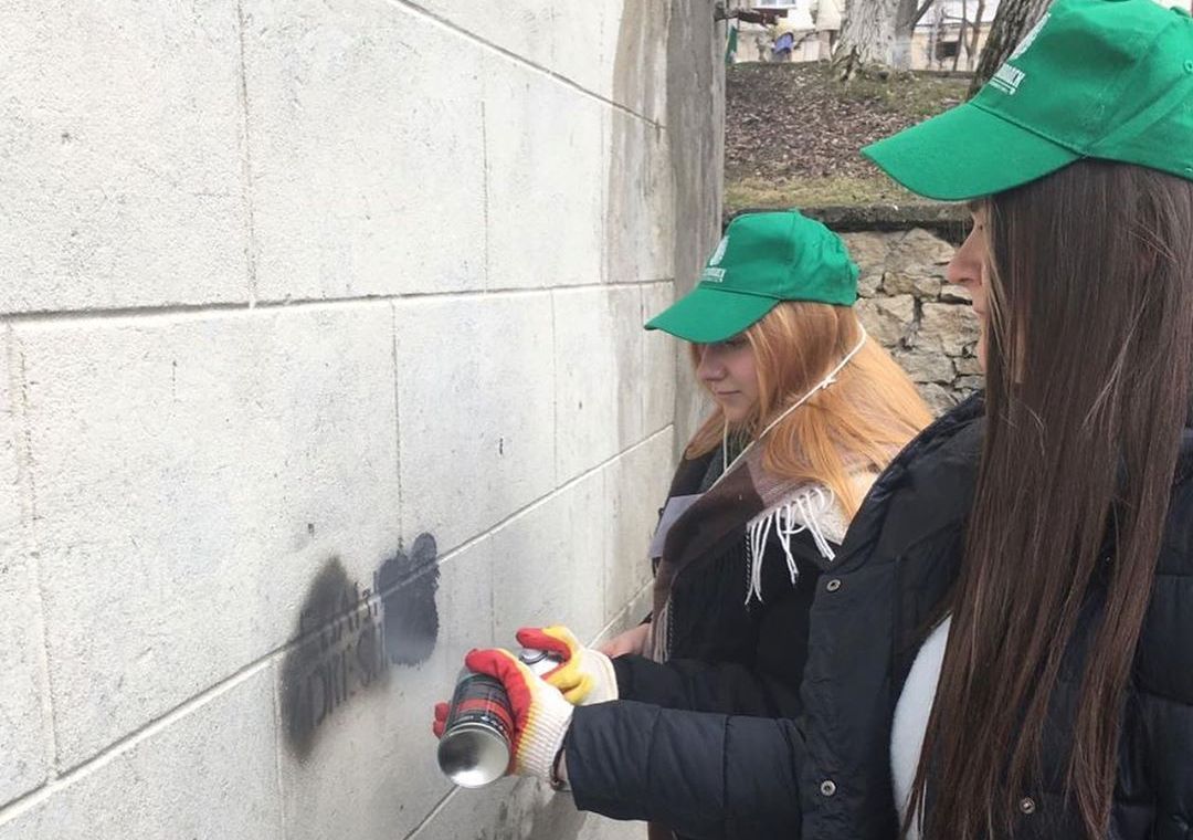 В Железноводске молодежь очищает город от рекламы наркотиков