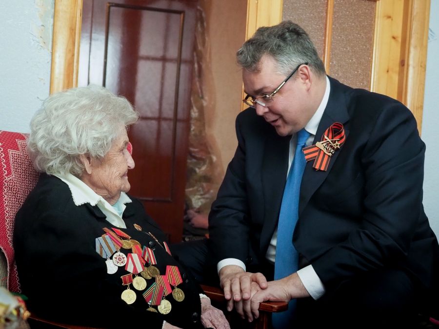 На Ставрополье еще двум ветеранам вручили юбилейные медали На Ставрополье еще двум ветеранам вручили юбилейные медали