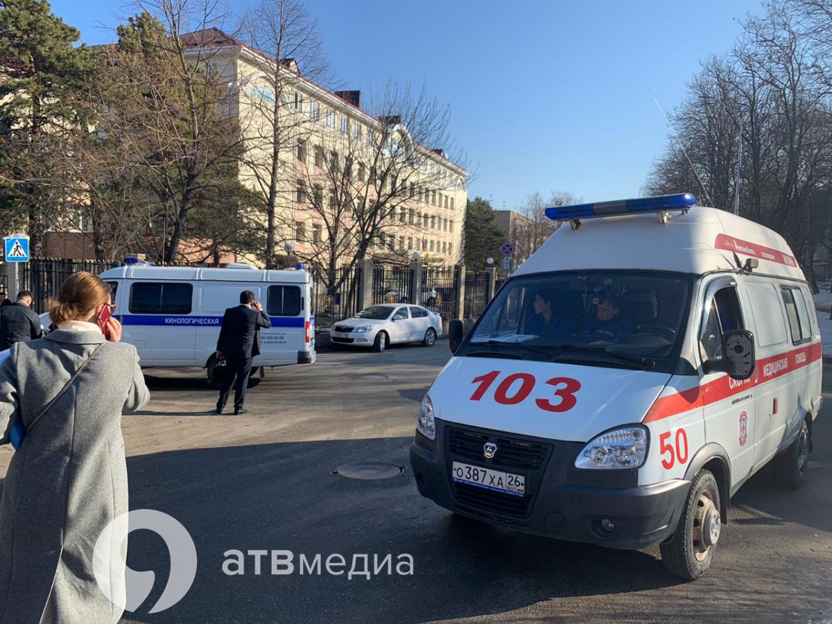 Людей из здания краевого суда эвакуировали в Ставрополе Людей из здания краевого суда эвакуировали в Ставрополе