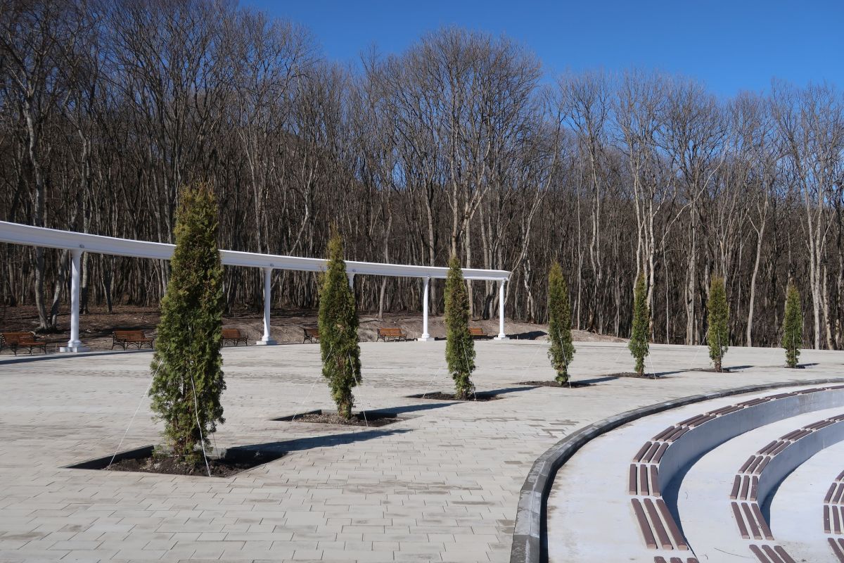 Железноводскую "Каскадку" украшают сиренью, вишней и гибискусом Железноводскую "Каскадку" украшают сиренью, вишней и гибискусом