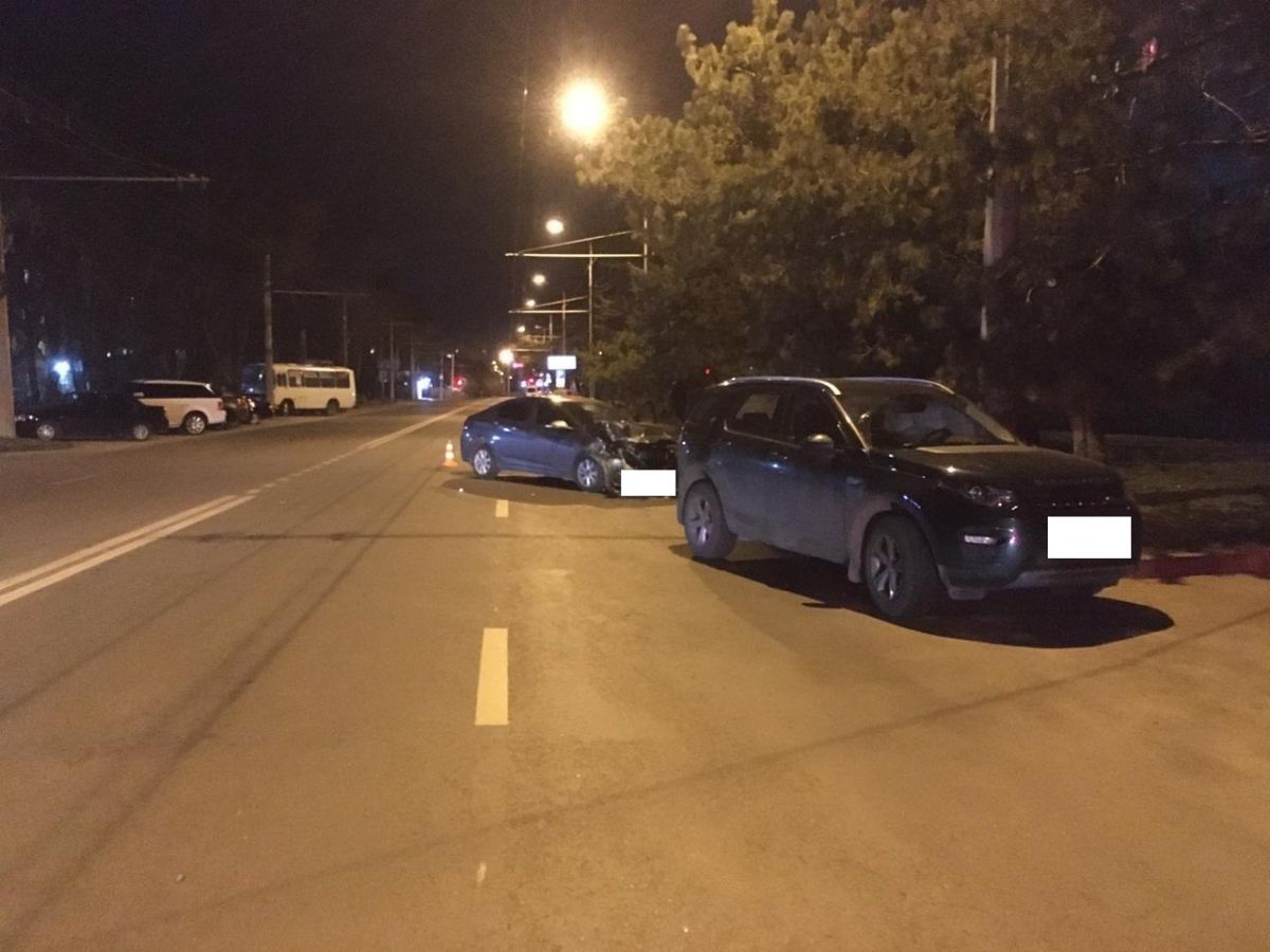 В Ставрополе столкнулись легковушки и внедорожник