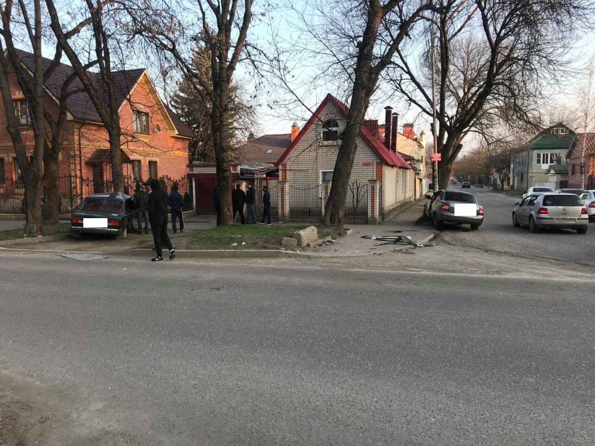 Участник ДТП в Ессентуках получил перелом черепа и ребер Участник ДТП в Ессентуках получил перелом черепа и ребер