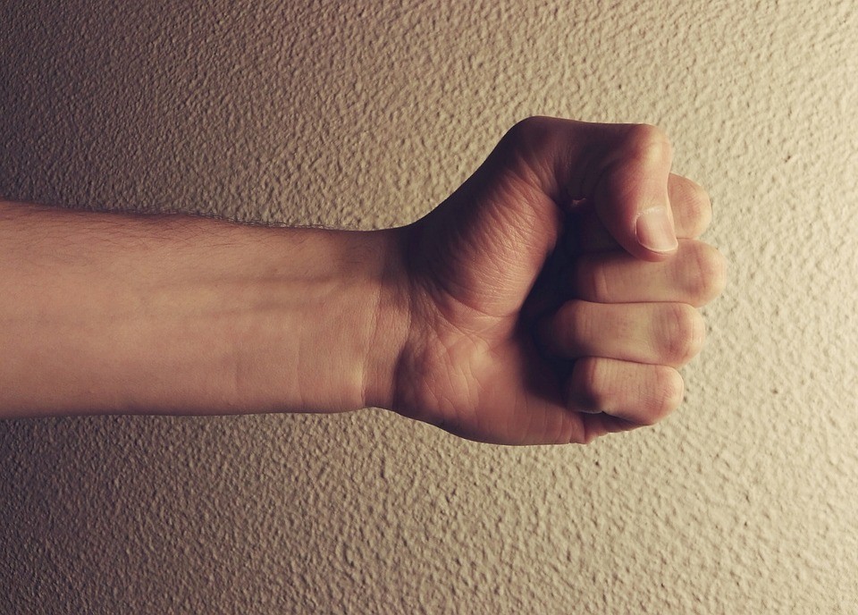 В Невинномысске мужчина бил кулаком в лицо прохожих по национальному признаку В Невинномысске мужчина бил кулаком в лицо прохожих по национальному признаку