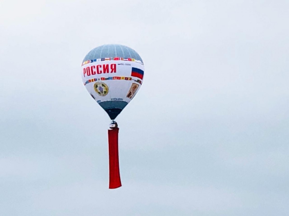 В небе над Железноводском со знаменем Победы поднялся аэростат «Россия»