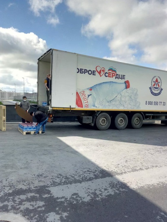 В «Коммунарку» доставили 20 тонн минеральной воды со Ставрополья В «Коммунарку» доставили 20 тонн минеральной воды со Ставрополья