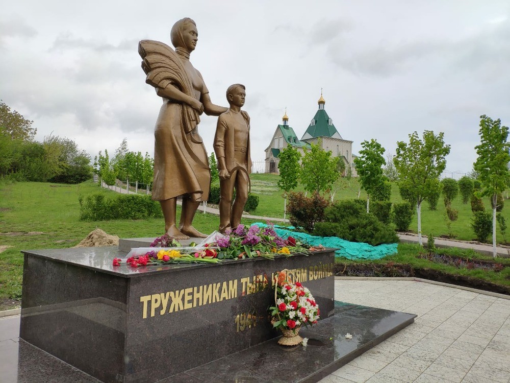 Памятник Детям войны установили в селе Верхнерусском Памятник Детям войны установили в селе Верхнерусском