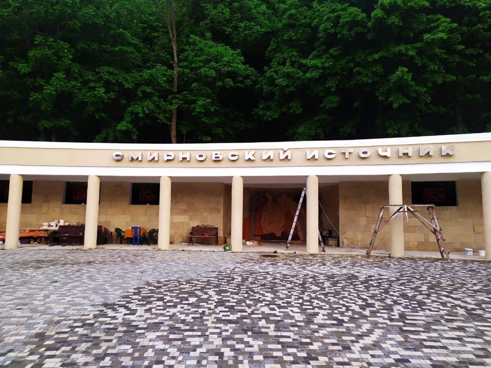 В Железноводске обновили надпись на «Смирновском» бювете В Железноводске обновили надпись на «Смирновском» бювете