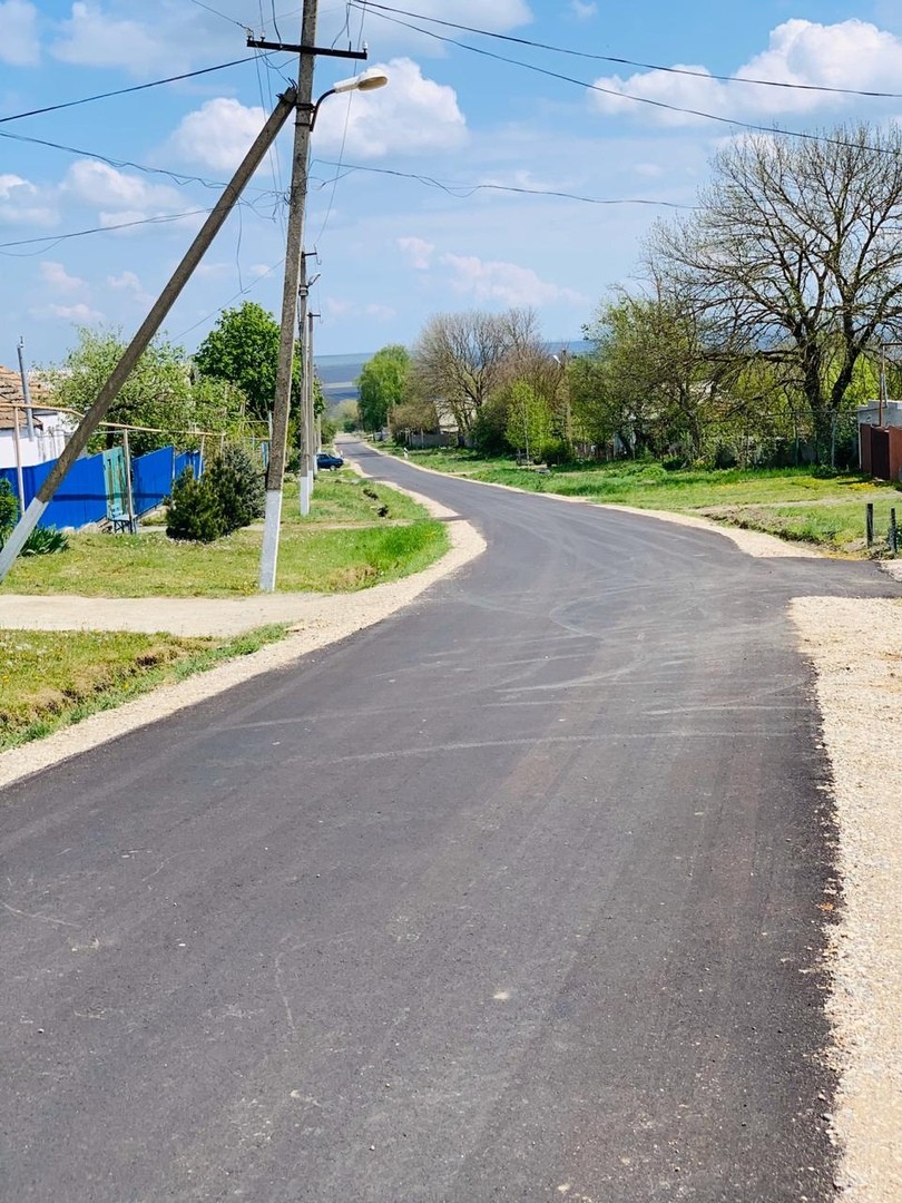В селе Красноярском отремонтировали центральную дорогу