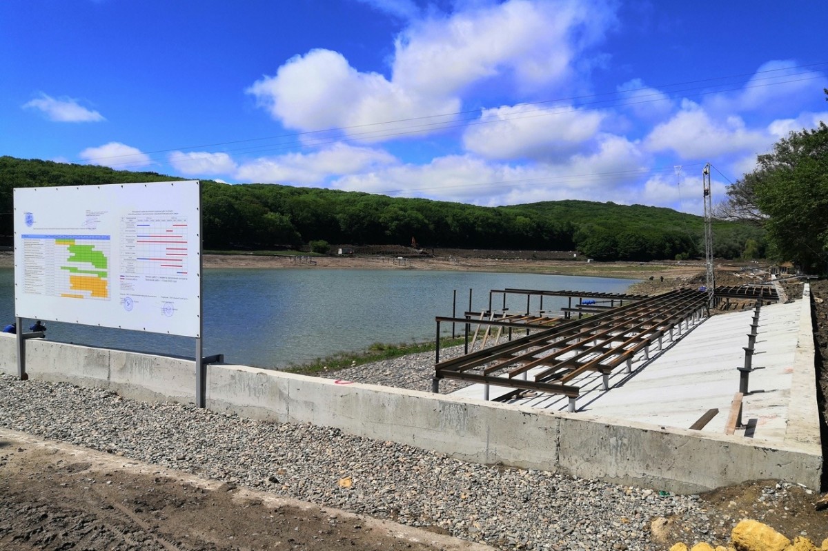 В Ставрополе на Комсомольском озере смонтировали часть пирсов