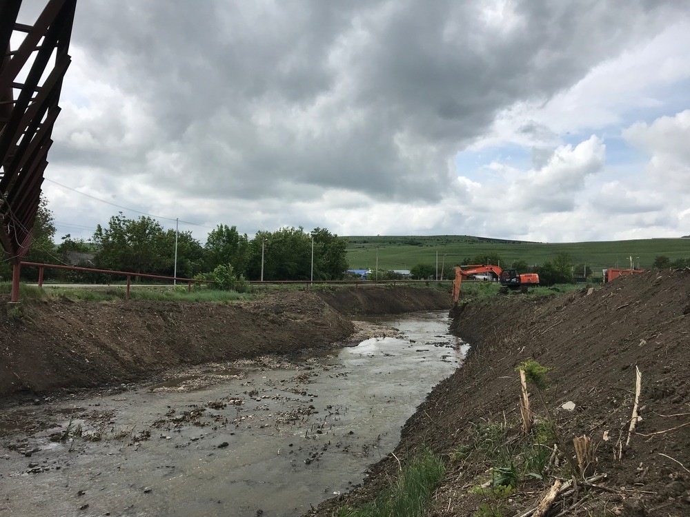 В Кочубеевском районе начали расчищать русло реки Невинка В Кочубеевском районе начали расчищать русло реки Невинка