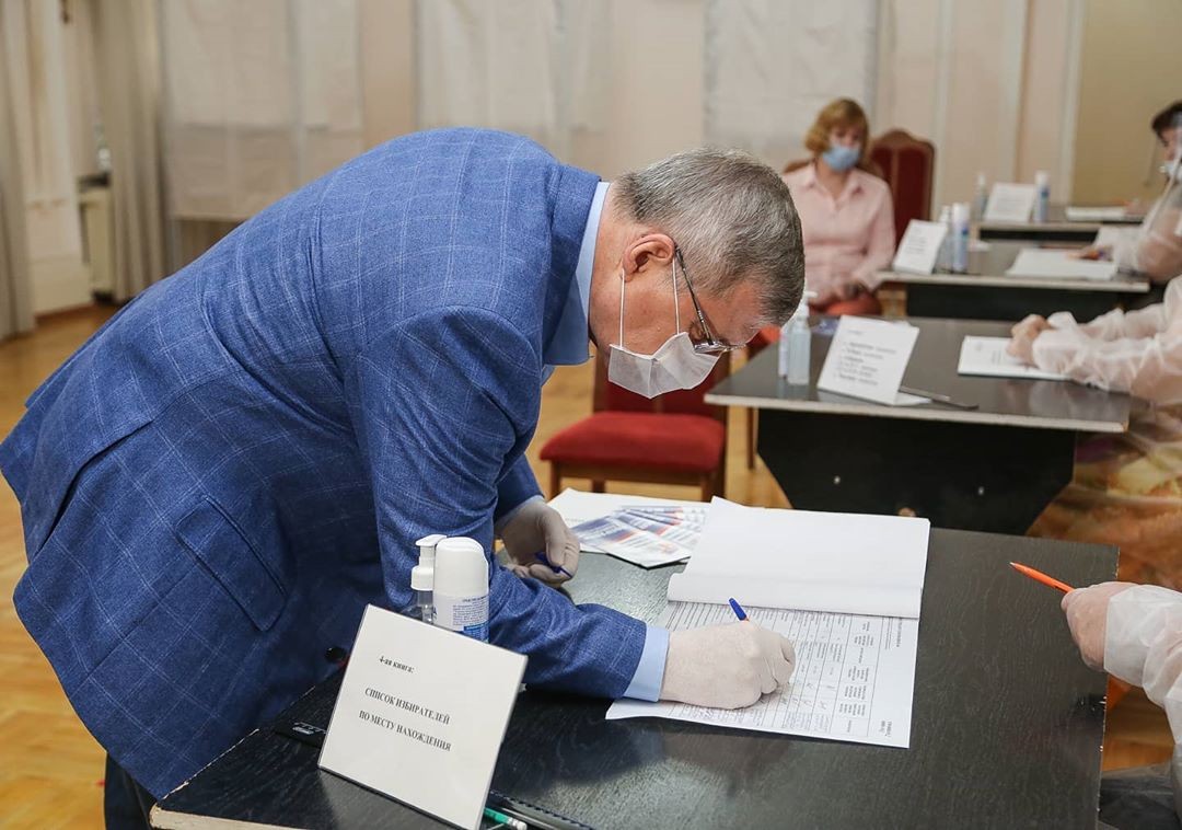 Полпред СКФО Юрий Чайка проголосовал по поправкам в Конституцию