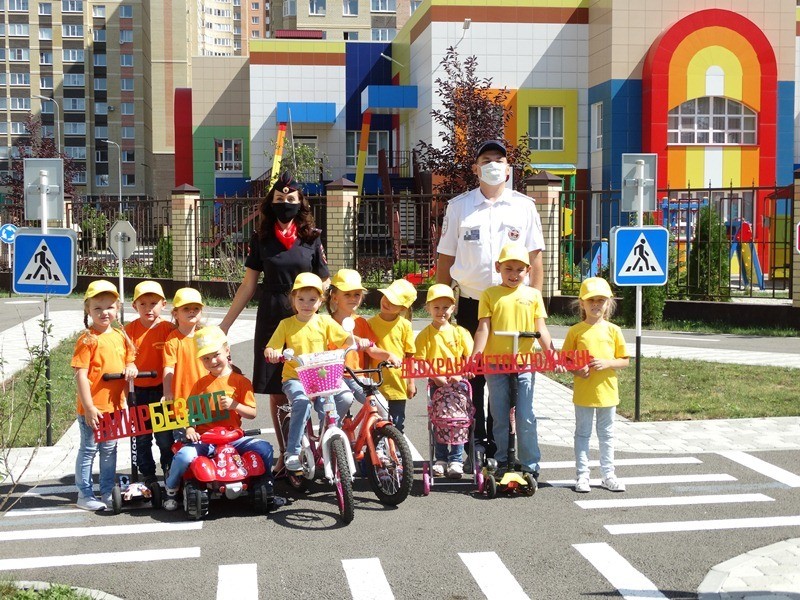 В Ставрополе воспитанники детсадов учат ПДД на автоплощадках