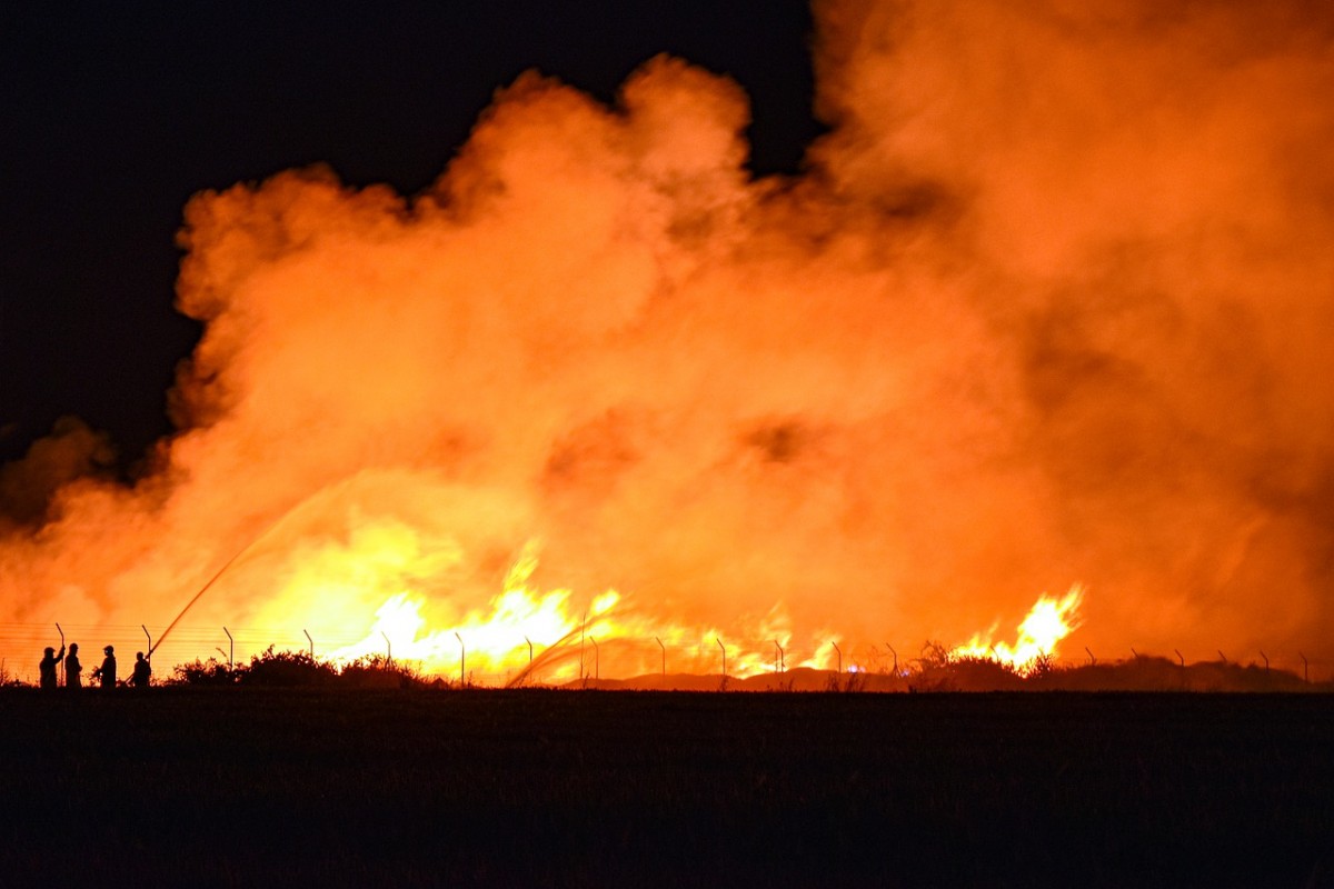 Пожар Pixabay. Поджог травы. Картинки полыхающего пожара. Что горит желтым пламенем. Сгоревший желтый