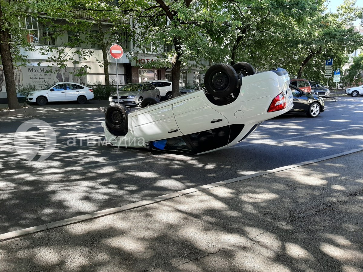 В Ставрополе на улице Ленина перевернулся автомобиль