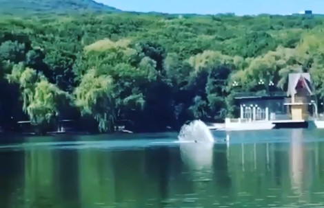 Туристы пытались сломать фонтан в Железноводске Туристы пытались сломать фонтан в Железноводске