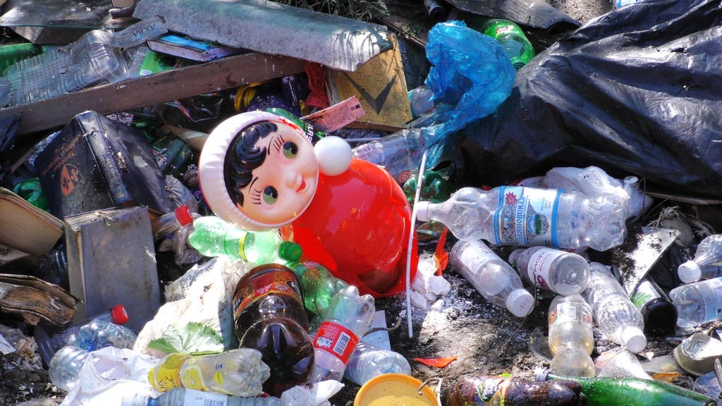 В Невинномысске снова очищают двор местного «плюшкина» В Невинномысске снова очищают двор местного «плюшкина»