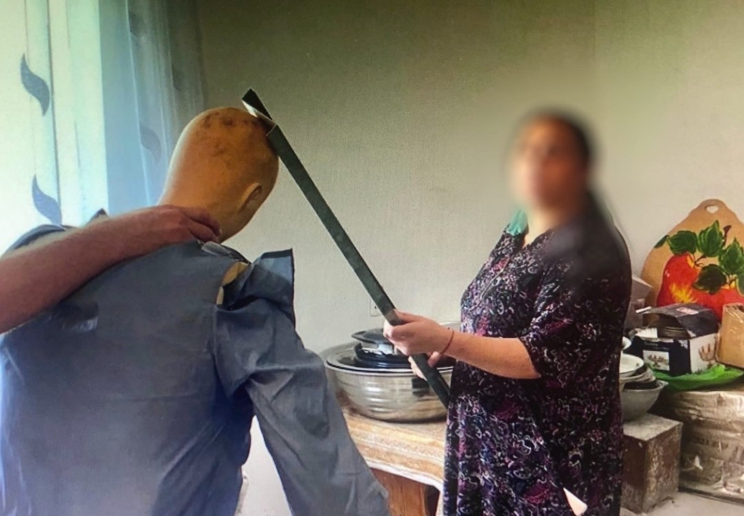 В Изобильном женщина забила шваброй домогателя