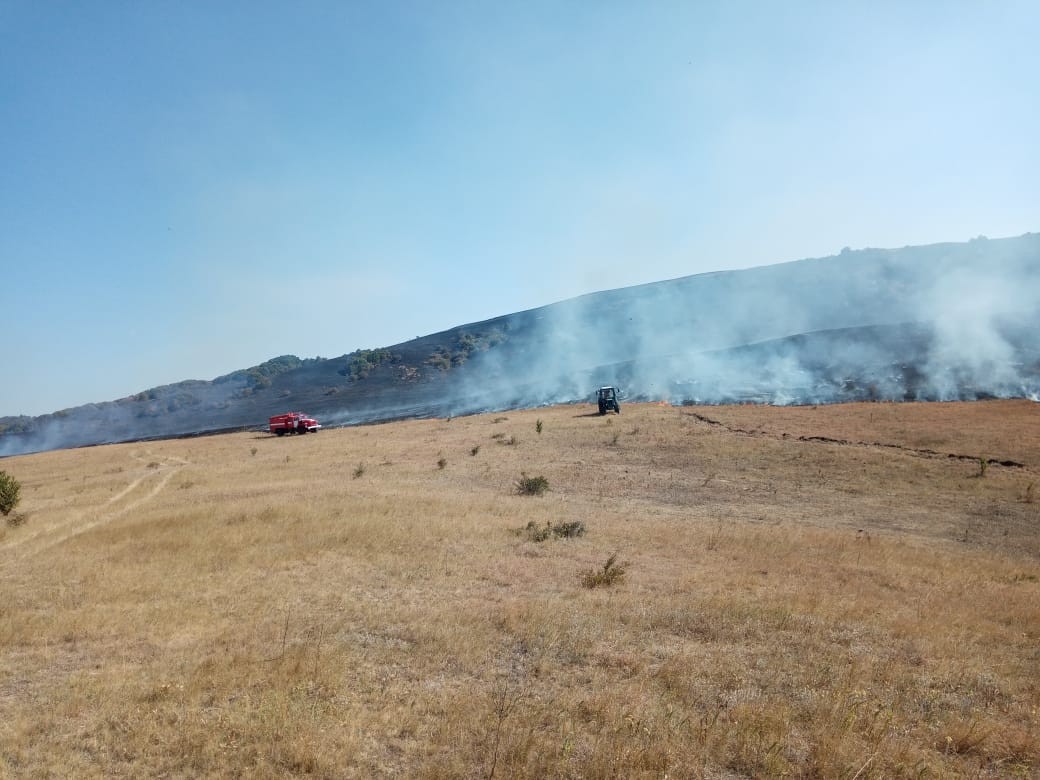 На Ставрополье пожарные 6 часов тушили вершину горы