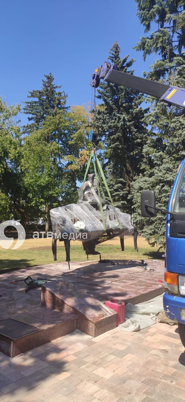 Памятник Андрею Джатдоеву начали монтировать в Ставрополе