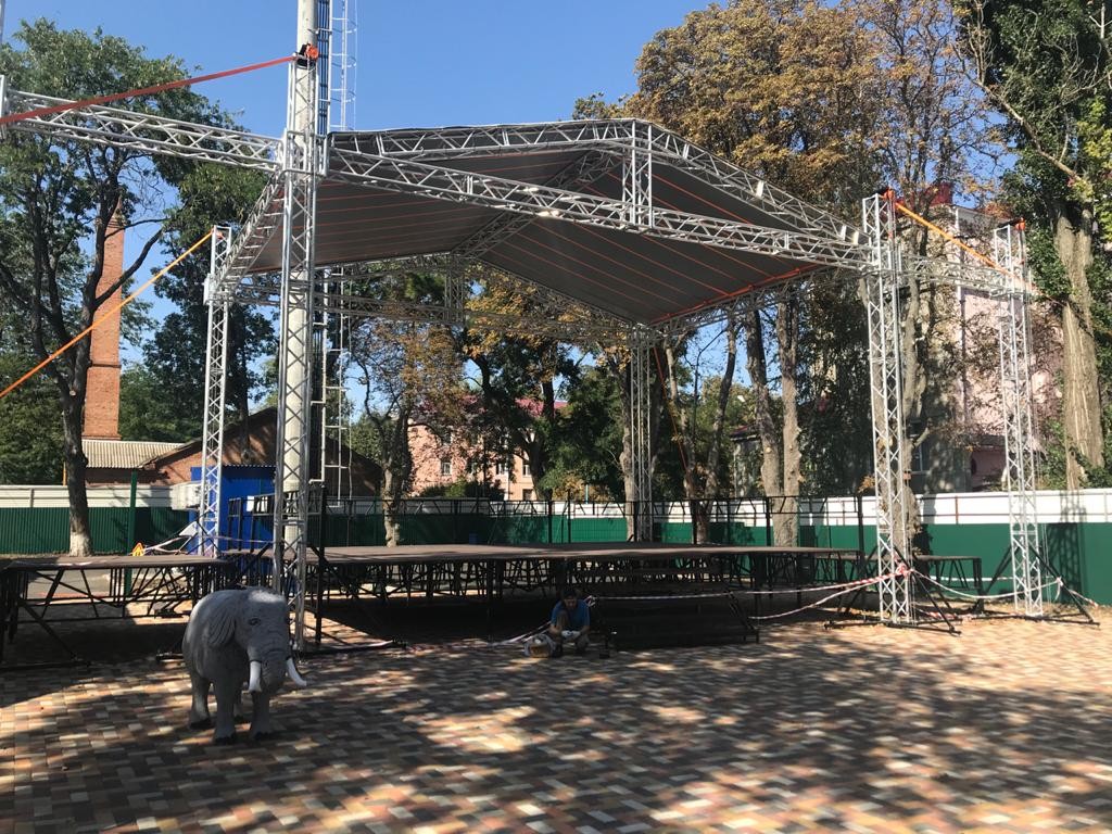 Мобильную сцену установили возле кинотеатра «Ставрополец»