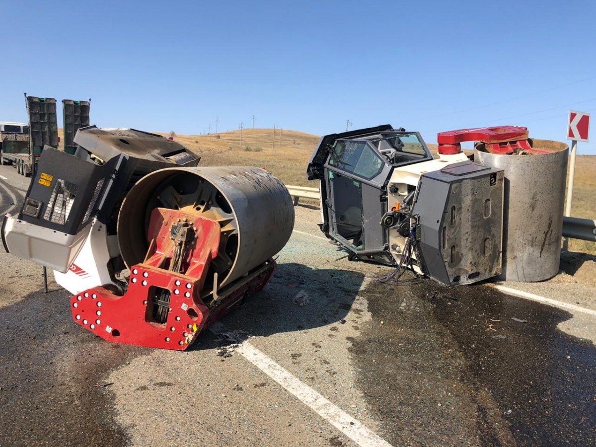 Подъезд к Ставрополю заблокировали упавшие асфальтовые катки