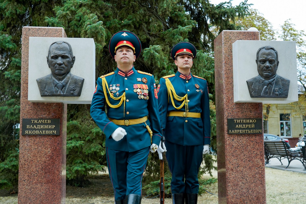 На аллее Почетных граждан в Ставрополе открыли два новых пилона