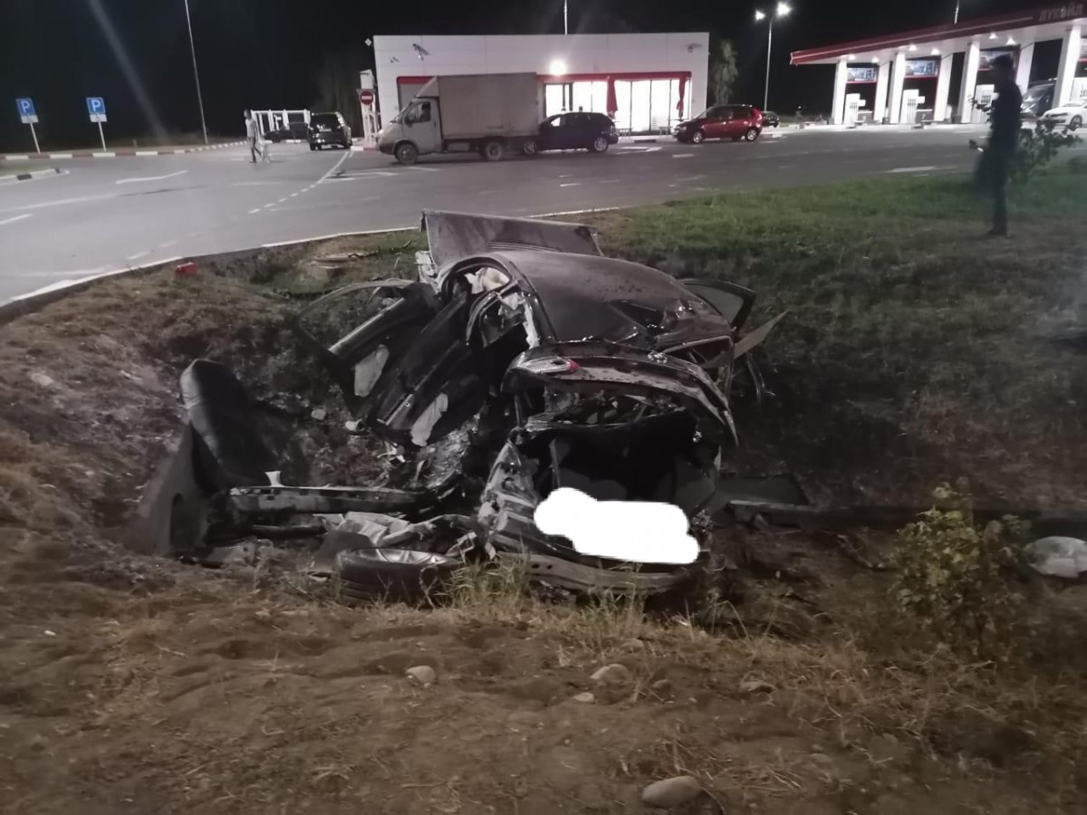 Три человека погибли в ДТП с BMW на Ставрополье Три человека погибли в ДТП с BMW на Ставрополье