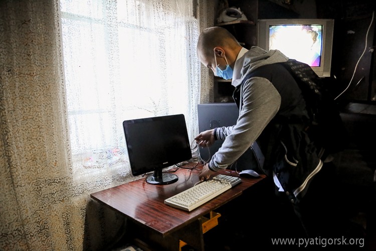 В Пятигорске детям из малоимущих семей подарили компьютеры