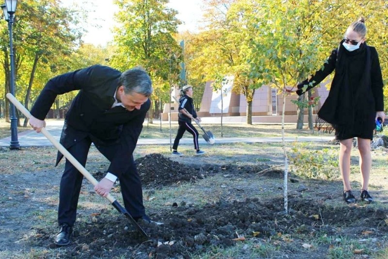 В Пятигорске восстановили аллею памяти жертв пожара в Кемерово В Пятигорске восстановили аллею памяти жертв пожара в Кемерово