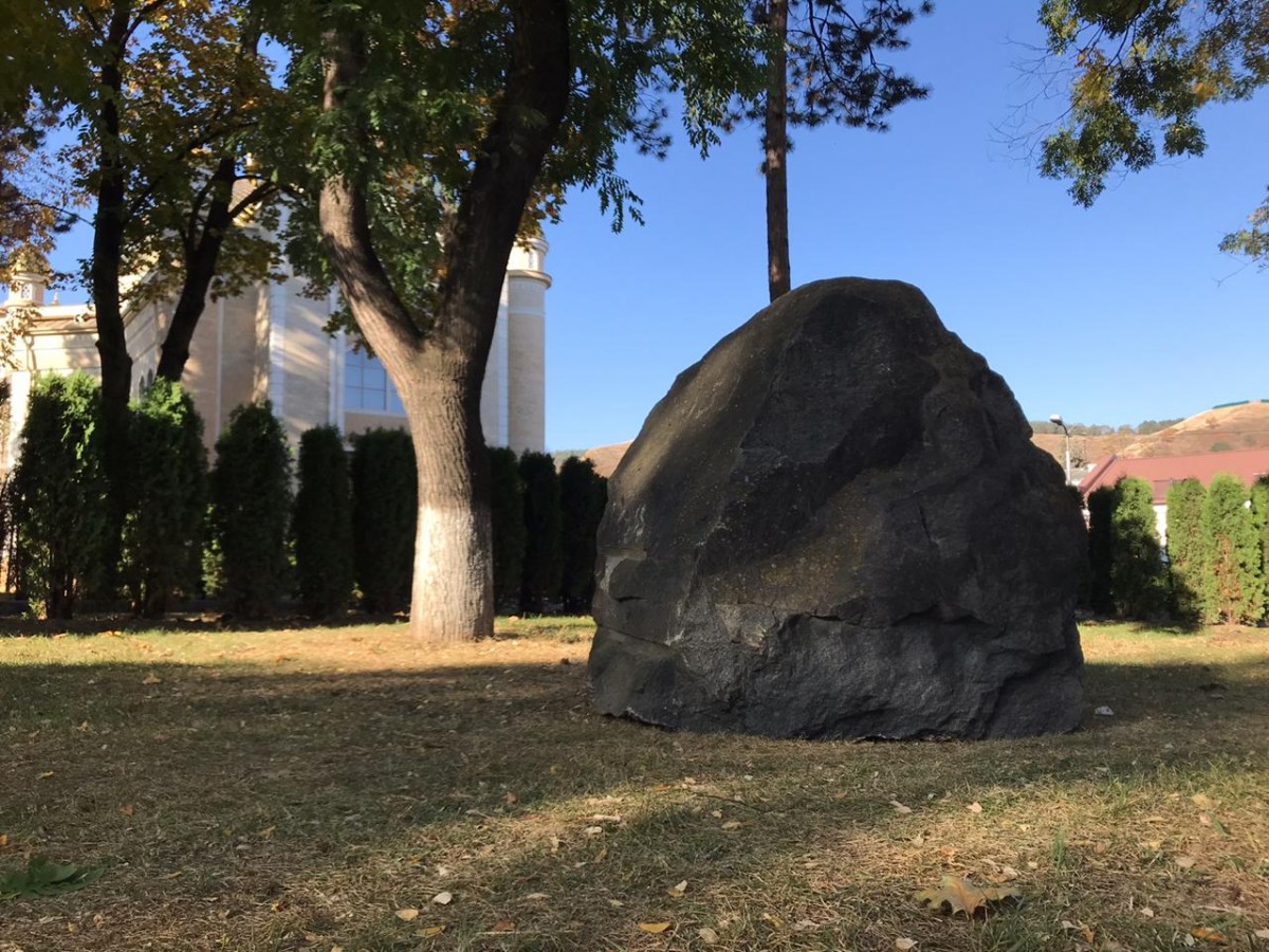 Гранитный обелиск установили на мемориале «Журавли» в Кисловодске Гранитный обелиск установили на мемориале «Журавли» в Кисловодске