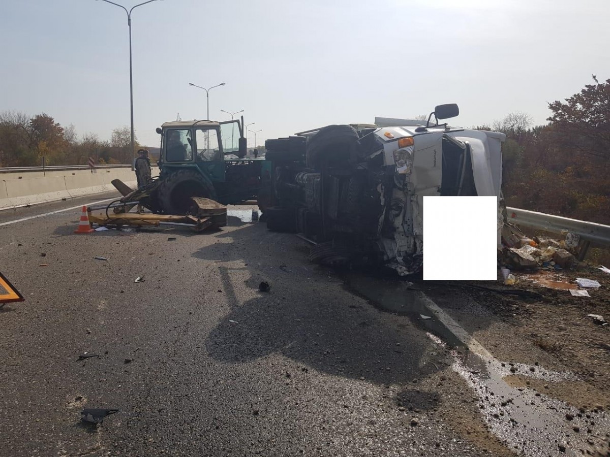На Ставрополье водитель грузовика "Хендэ VT" столкнулся с экскаватором и погиб