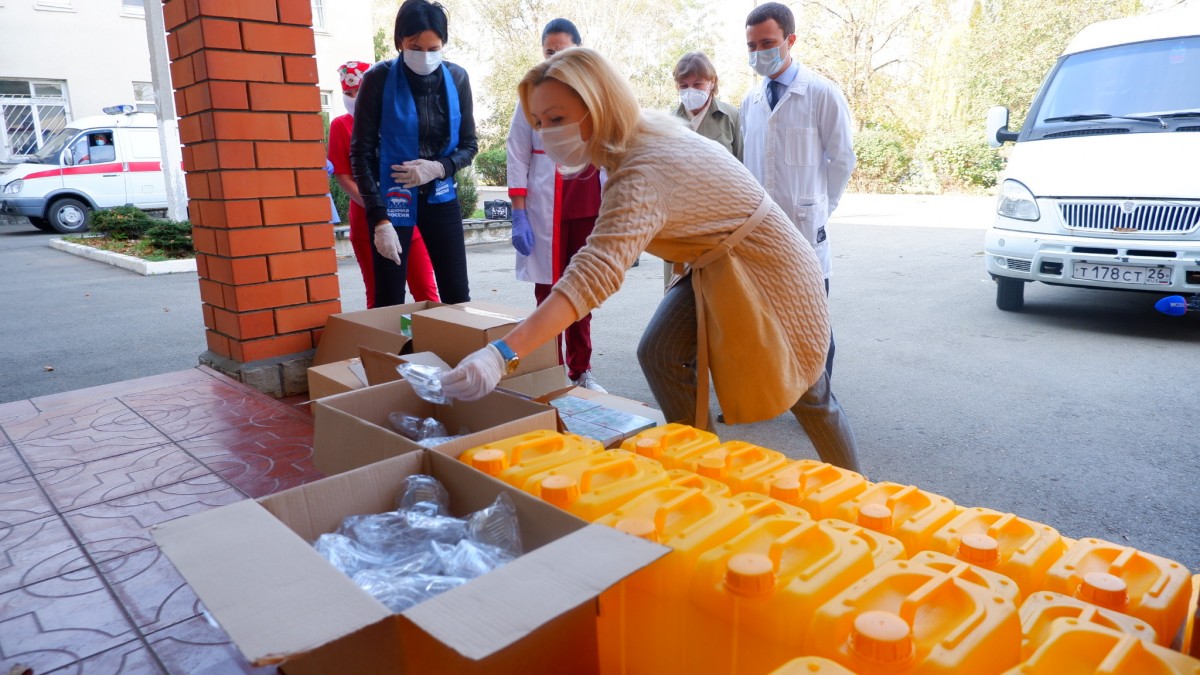 Ольга Тимофеева передала медикам Ставрополья защитные средства