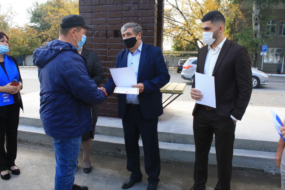 В Зеленокумске предприниматель за свой счёт отремонтировал остановку