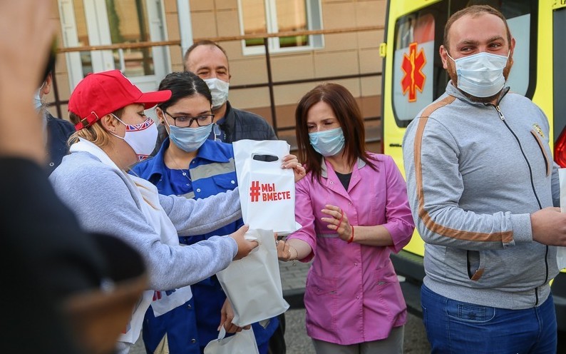 На Ставрополье волонтеры поздравили медиков скорой помощи