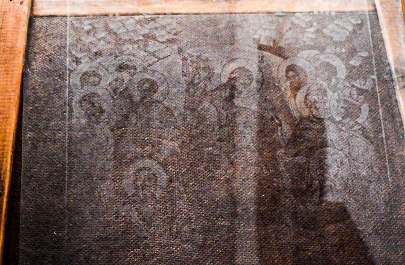 Нерукотворные иконы проявились на стекле в одном из храмов Ставрополья