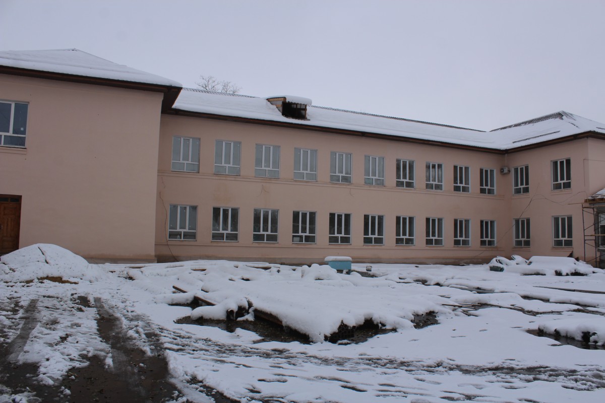 В Ипатово идет капремонт 50-летней школы