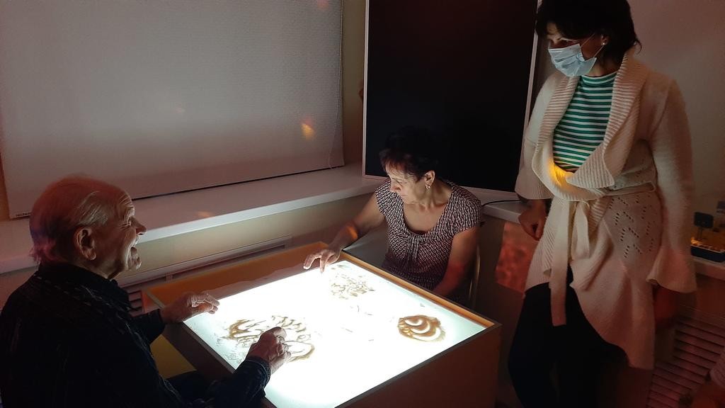 В Невинномысске пожилые люди осваивают песочную терапию В Невинномысске пожилые люди осваивают песочную терапию