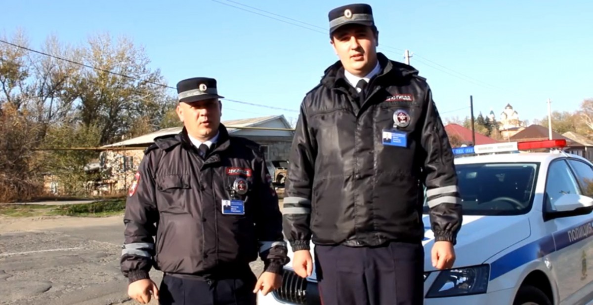 На Ставрополье полицейские спасли двоих детей из горящего дома На Ставрополье полицейские спасли двоих детей из горящего дома