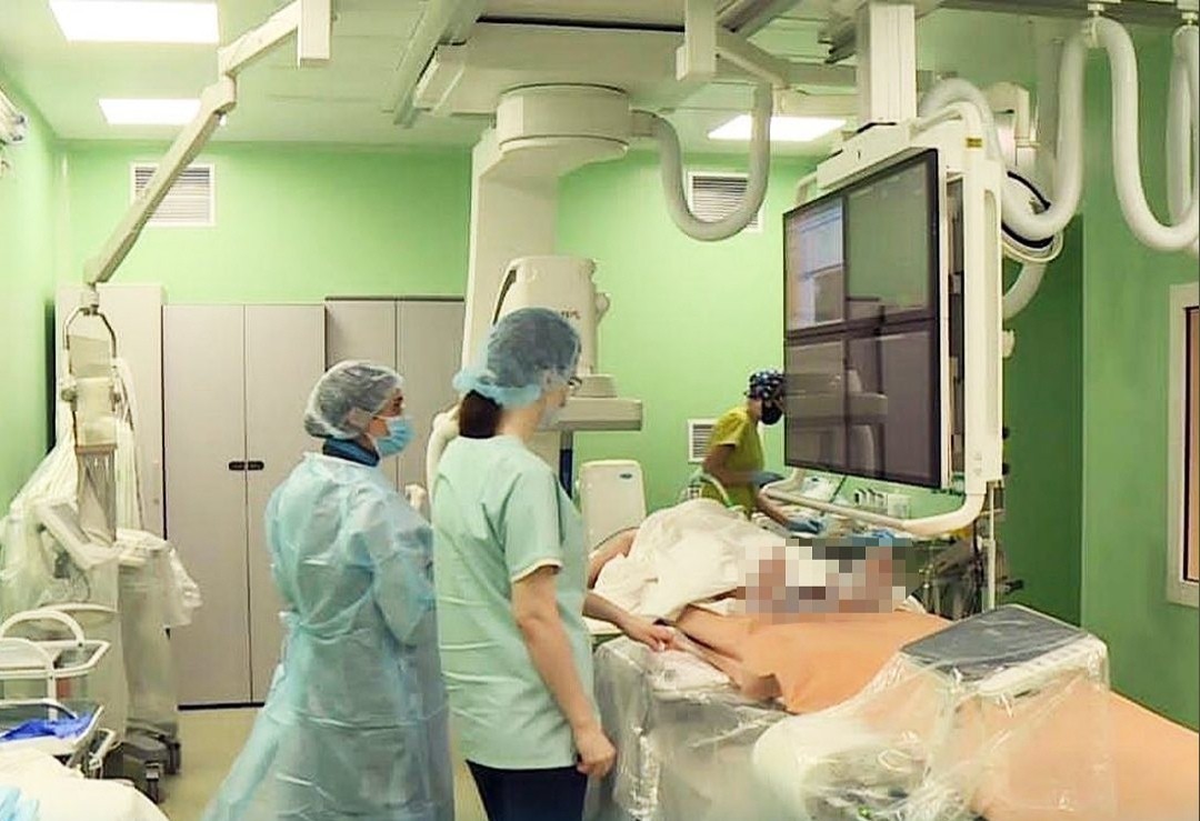 На Ставрополье в прямом эфире провели операцию ребенку на сосуды головного мозга