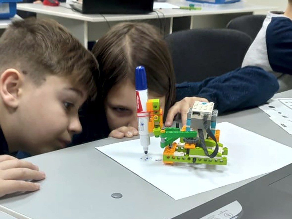 Юные инженеры Ставрополья написали письмо Деду Морозу с помощью робота