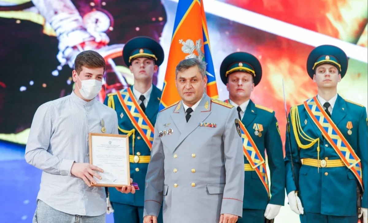 Двух юных ставропольцев наградили медалями МЧС за спасение на водах