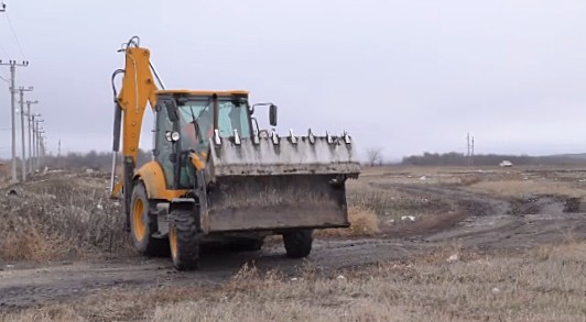 В Невинномысске по просьбам жителей района перекопали все подъезды к полю