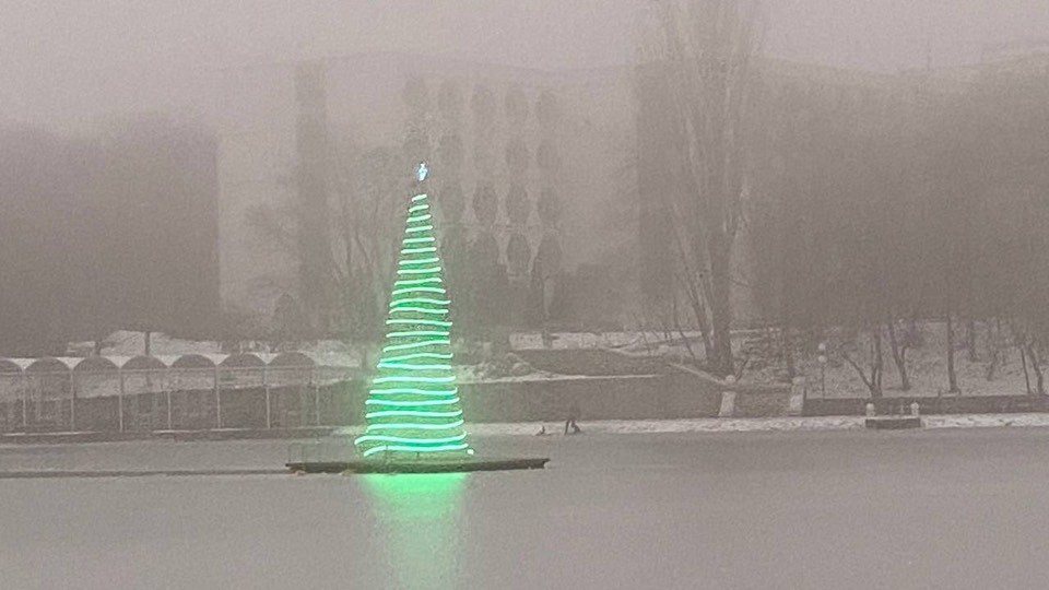 В центре Курортного озера в Железноводске установили елку