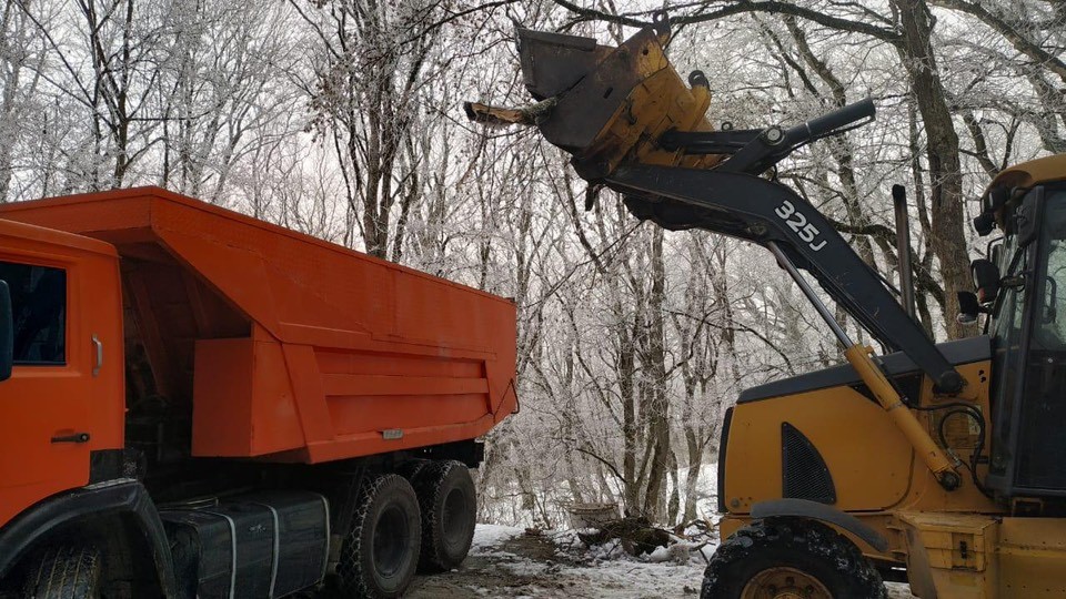 В Железноводске терренкуры расчищают от пострадавших от обледенения деревьев В Железноводске терренкуры расчищают от пострадавших от обледенения деревьев