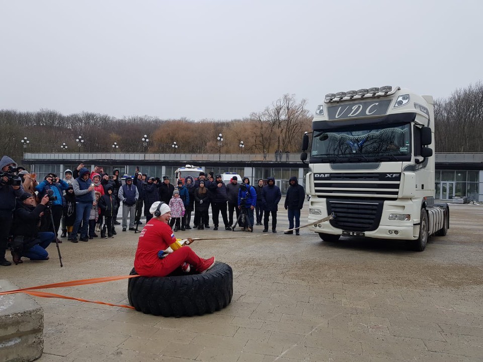 Самая сильная женщина России сдвинула с места многотонный автопоезд в Железноводске Самая сильная женщина России сдвинула с места многотонный автопоезд в Железноводске