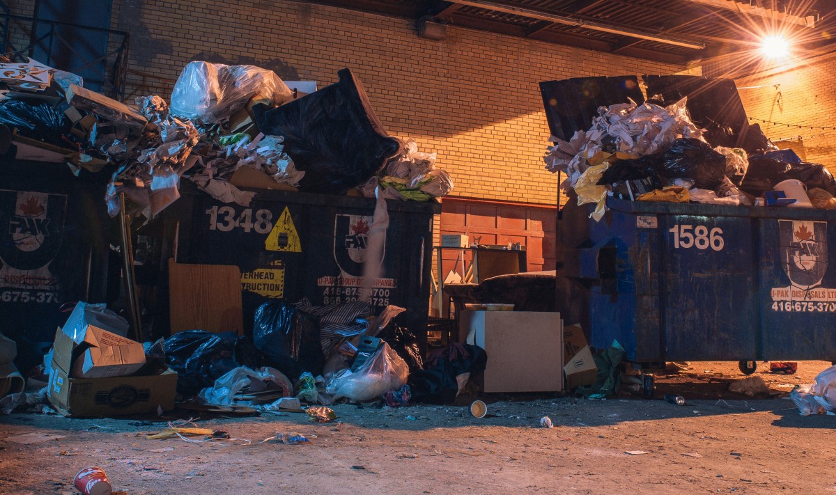 Мужчина погиб под прицепом мусоровоза на Ставрополье