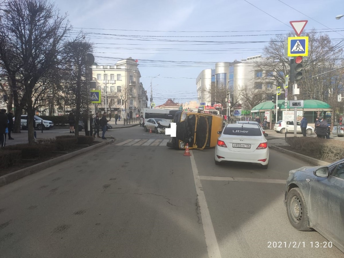 В Ставрополе в ДТП с маршруткой пострадали два человека В Ставрополе в ДТП с маршруткой пострадали два человека