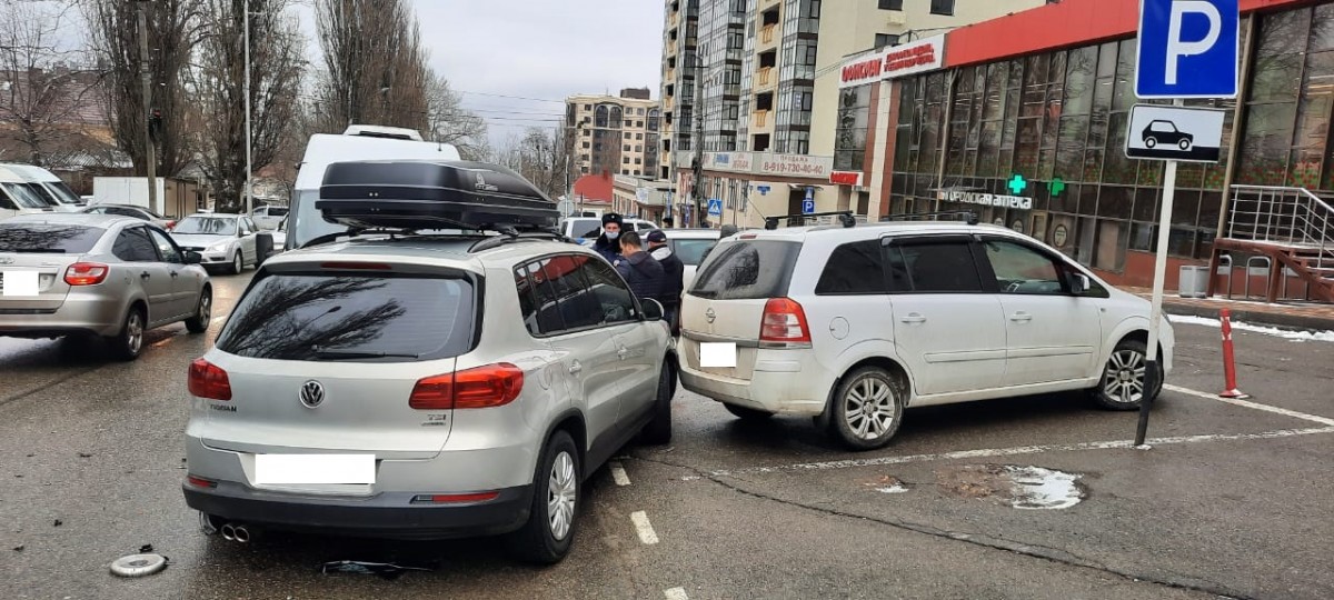 В Ставрополе в ДТП с маршрутным такси пострадали 3 человека В Ставрополе в ДТП с маршрутным такси пострадали 3 человека