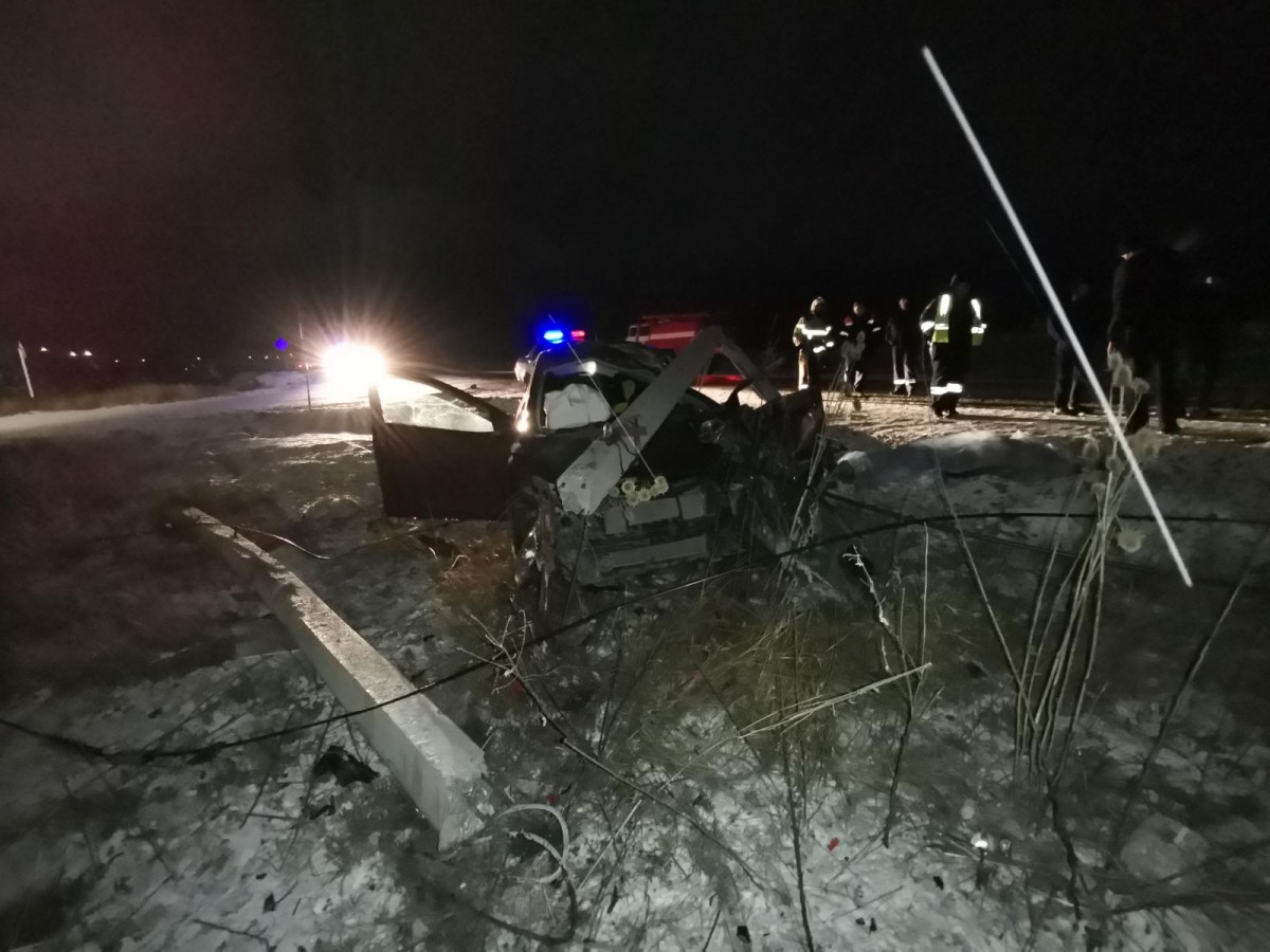 В Невинномысске неопытная автоледи на иномарке врезалась в дерево и погибла